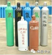 乙炔瓶爆炸，瞬间引燃仓库数百个钢瓶，场面震撼 